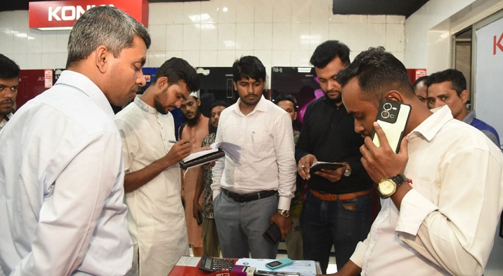 হঠাৎ স্টেডিয়ামের দোকান পরির্দশন করে যা বললেন ক্রীড়া উপদেষ্টা, বিসিবি জুড়ে উঠলো তোলপাড়!